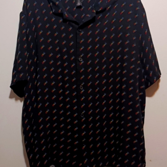 ❤4/$12 H & M Patterned Resort Shirt - Picture 3 of 4